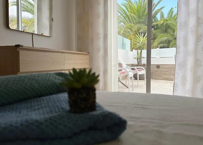 New Two Bedroom Apartment, Big Terrace & Sea View, 阿德耶